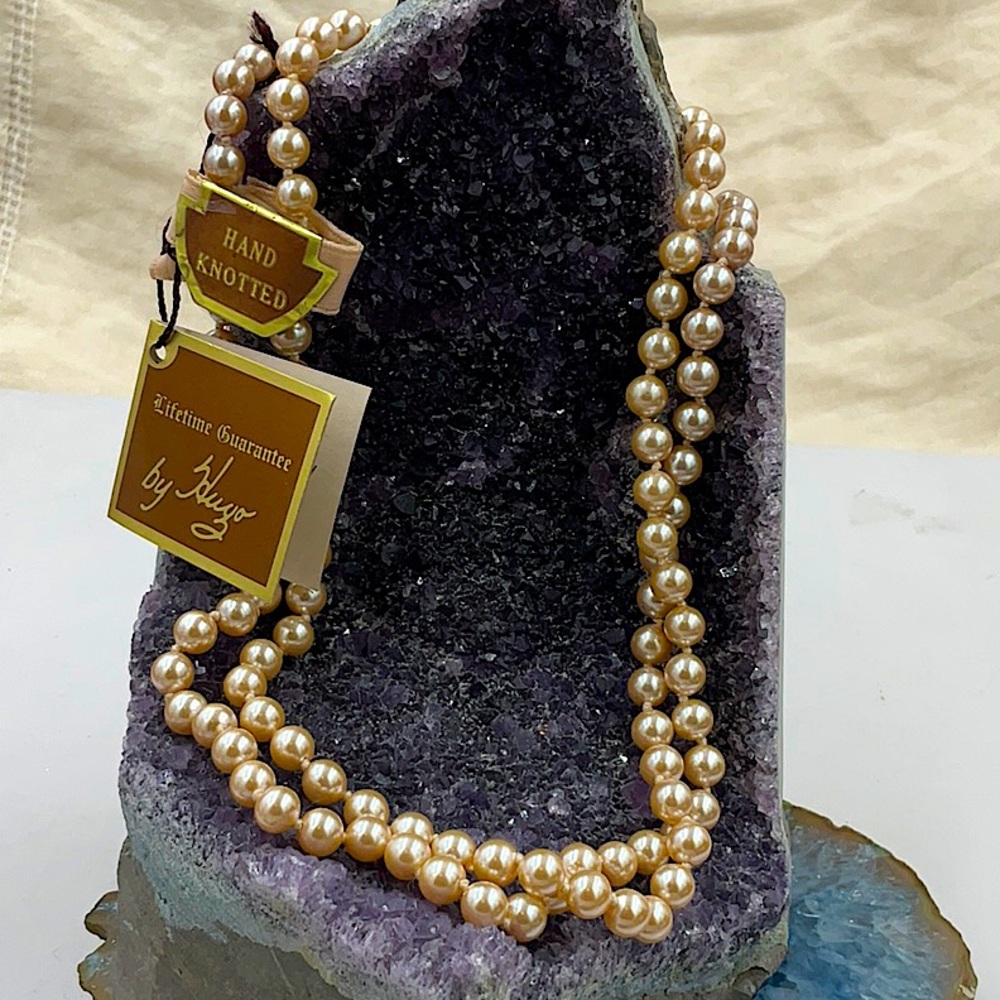 BrandNew Vintage HUGO Elegant30” Gold Pearl Necklace W/Gold Pearl Clasp (1980’s) - Picture 3 of 5